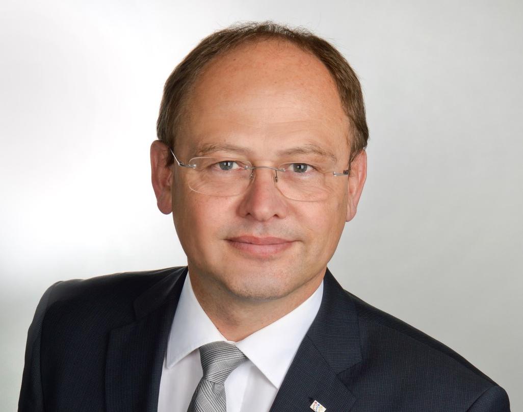Frank Schimmel ist Vorsitzender des Fachausschusses Ausbildung im BDSW. Tel.: +49 40 325842-15 E-Mail: frank.schimmel@ fachschule-protektor.eu