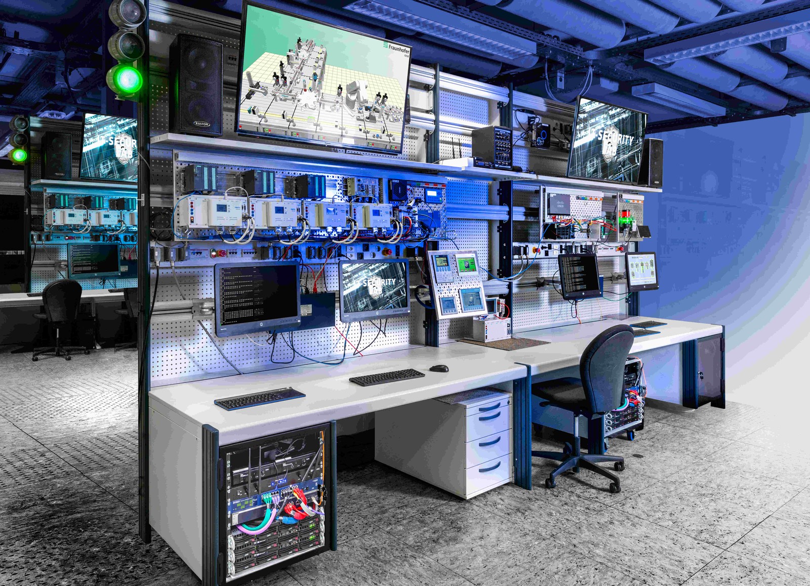 Das IT-Sicherheitslabor des Fraunhofer IOSB bietet die Möglichkeit, reale Szenarien nachzustellen und Auswirkungen zu untersuchen.