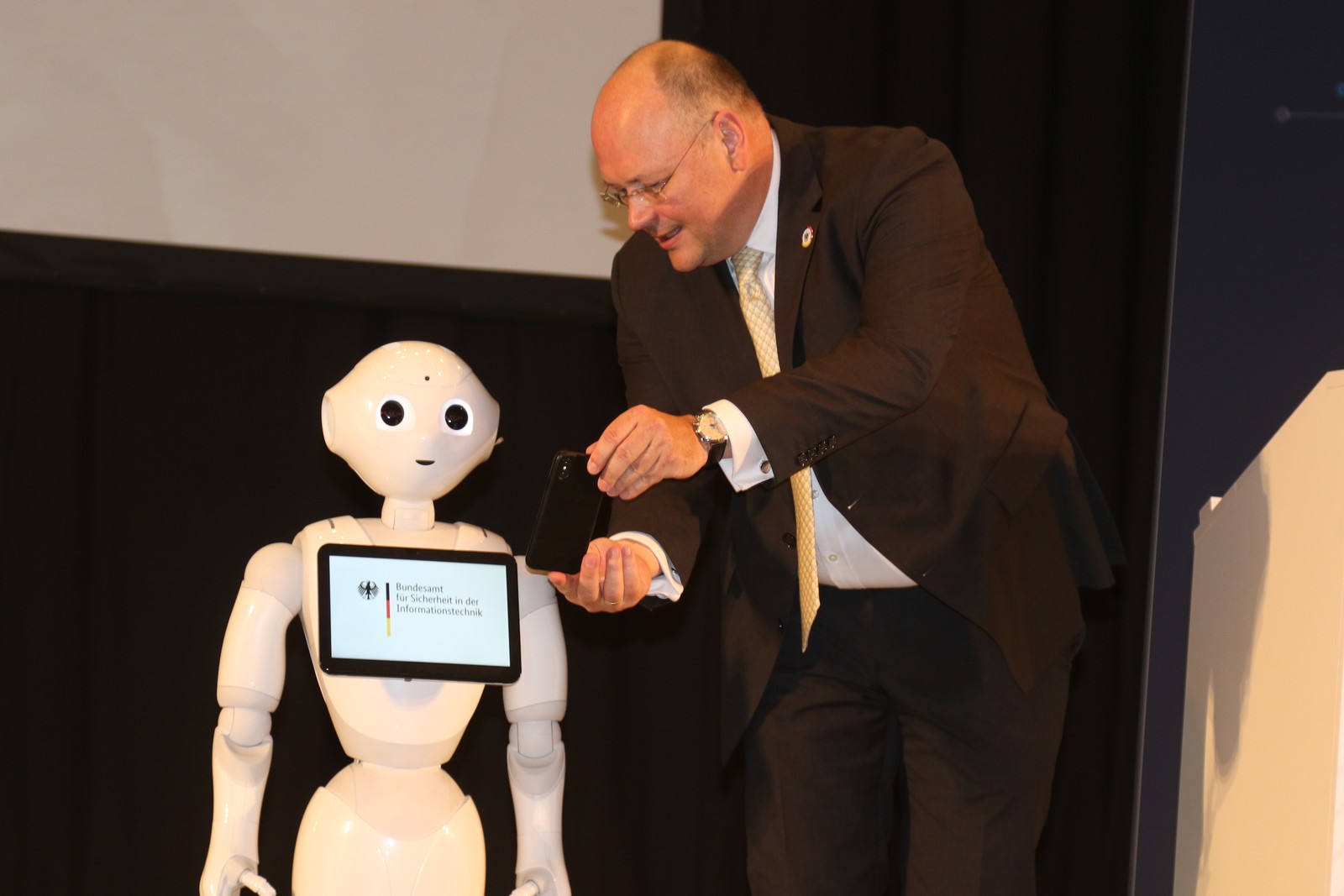 Schwerpunkt des Kongresses waren die Beziehungen von Mensch-Maschine-KI. Arne Schönbohm und Roboter der Telekom.