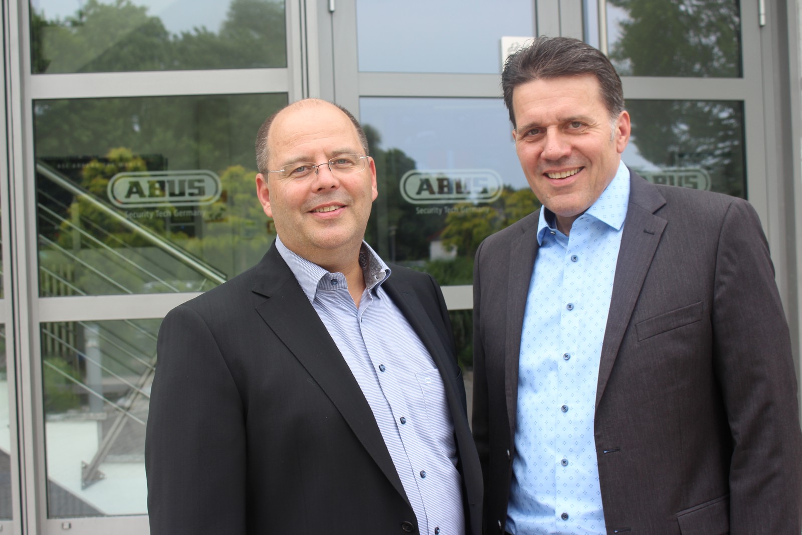 Martin Bemba (rechts), CEO Abus Security Center, und Geschäftsführer Ulrich Kastner-Jung nach dem Interview mit PROTECTOR vor der Firmenzentrale in Affing bei Augsburg.