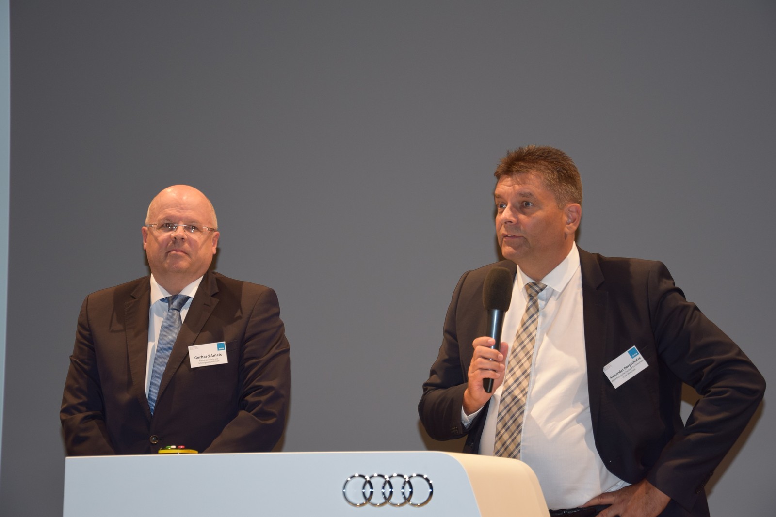 Gerhard Ameis, Landesgruppenvorsitzender des BDSW Bayern, und Alexander Borgschulze, Vorstandsvorsitzender des BVSW, begrüßten die circa 100 Teilnehmer des 8. Bayrischen Sicherheitstages in München.