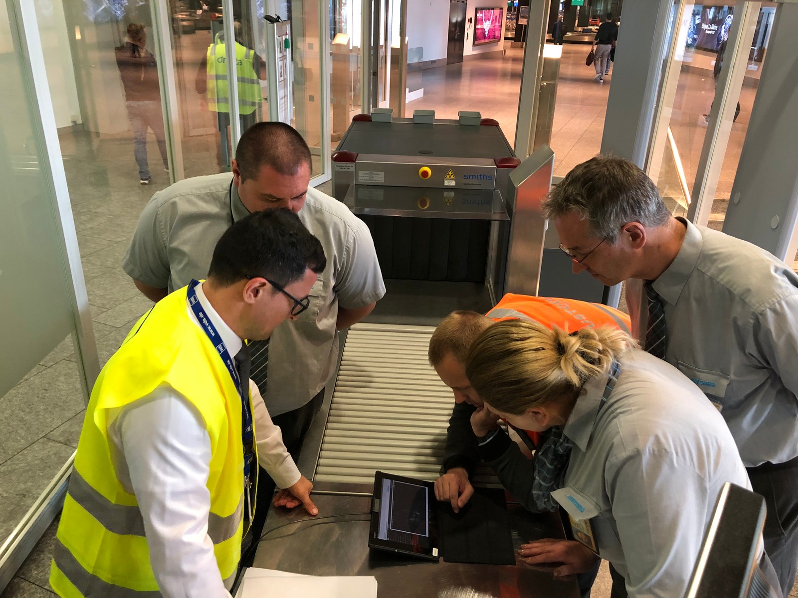 Ein Auditor des VdS bewertet zur Zertifizierung des Luftsicherheitsdienstleisters die Revierkontrolle im Vorfeldbereich des Flughafens Zürich.