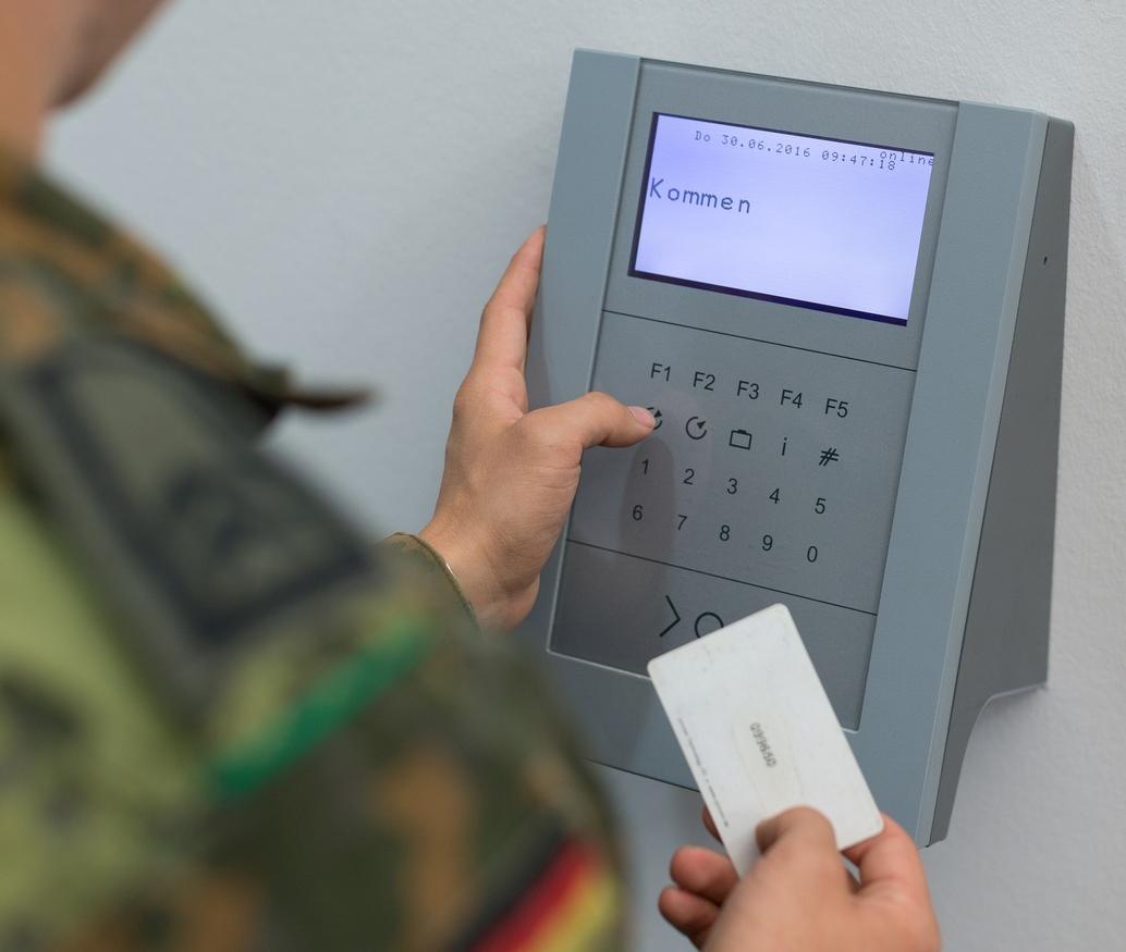 Soldaten an 150 Standorten der Bundeswehr nutzen elektronische Zeiterfassung von Primion.