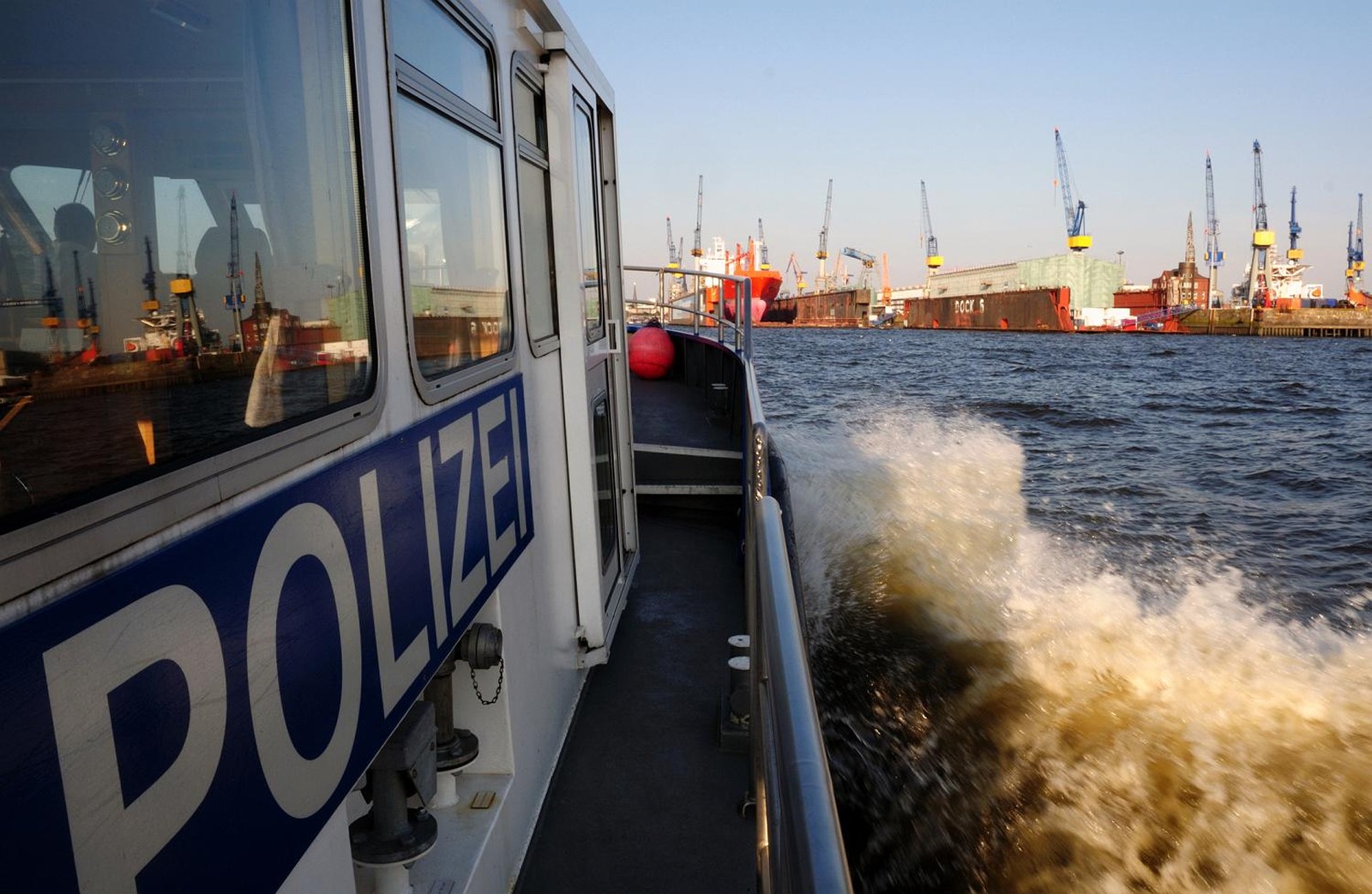 Hafensicherheit von allen Seiten: Die Wasserschutzpolizei kontrolliert auch die seeseitigen Zugänge zum Hamburger Hafen. 