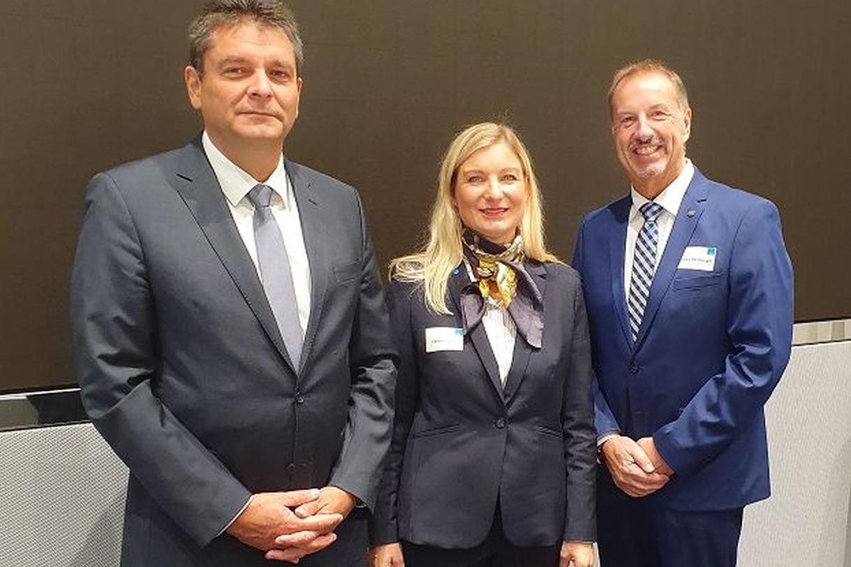 Alexander Borgschulze, Vorstandsvorsitzender BVSW, Caroline Eder, Geschäftsführerin BVSW und Robert Heimberger, Präsident des Bayerischen Landeskriminalamt (v.l.) am 13. November 2019 beim ersten BVSW-Sicherheitsforum bei Siemens in München.