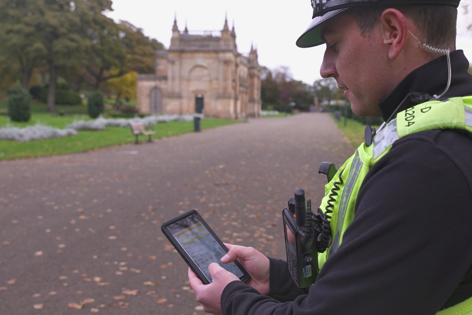 Die schottische Polizei hat in Glasgow mit dem Rollout der App Pronto von Motorola Solutions begonnen, mit der auch auf Datenbanken zugegriffen werden kann.