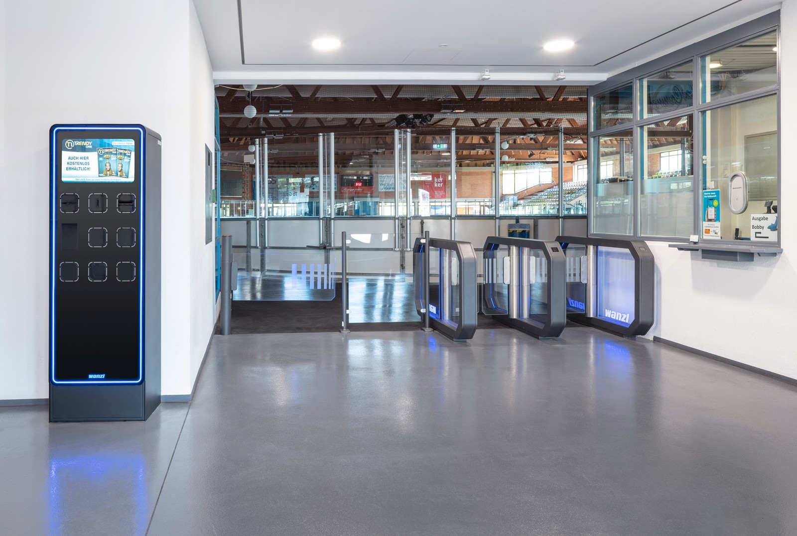 Das System aus Ticketautomat und Zutrittsschleuse optimiert den Eintritt in die Eishalle und managt souverän Besucherströme.