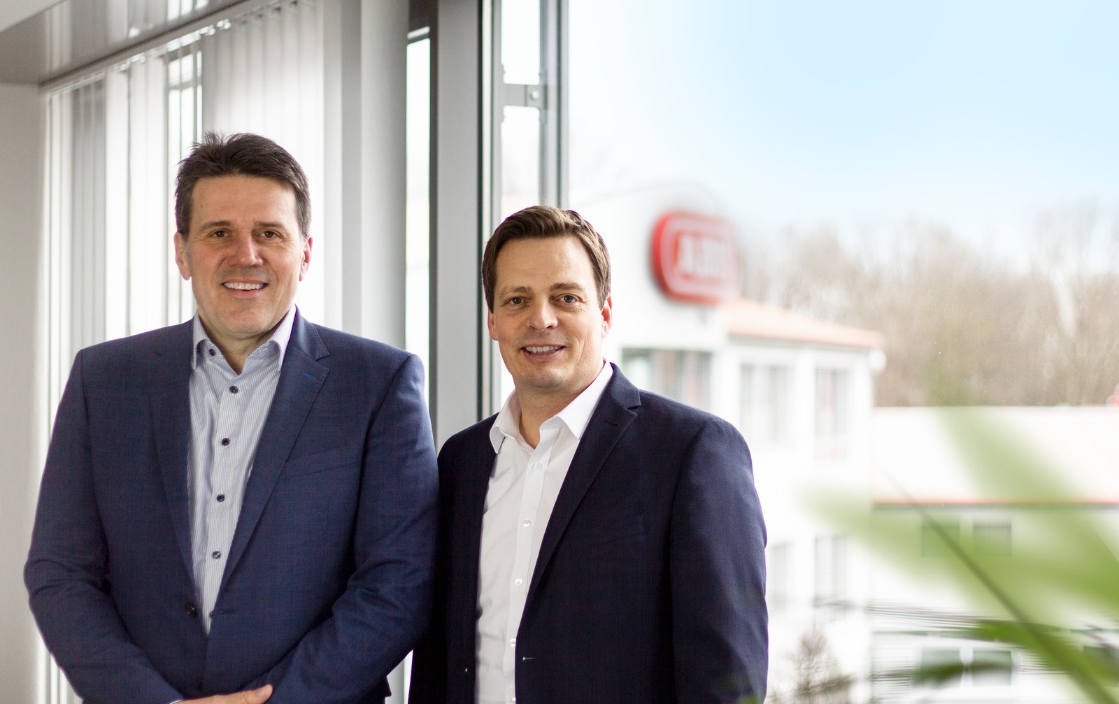 Die erweiterte Geschäftsführung von Abus Security Center am Stammsitz Affing bei Augsburg: CEO Martin Bemba (links) und Sven Stuhlmann, Geschäftsführer von Abus Pfaffenhain.