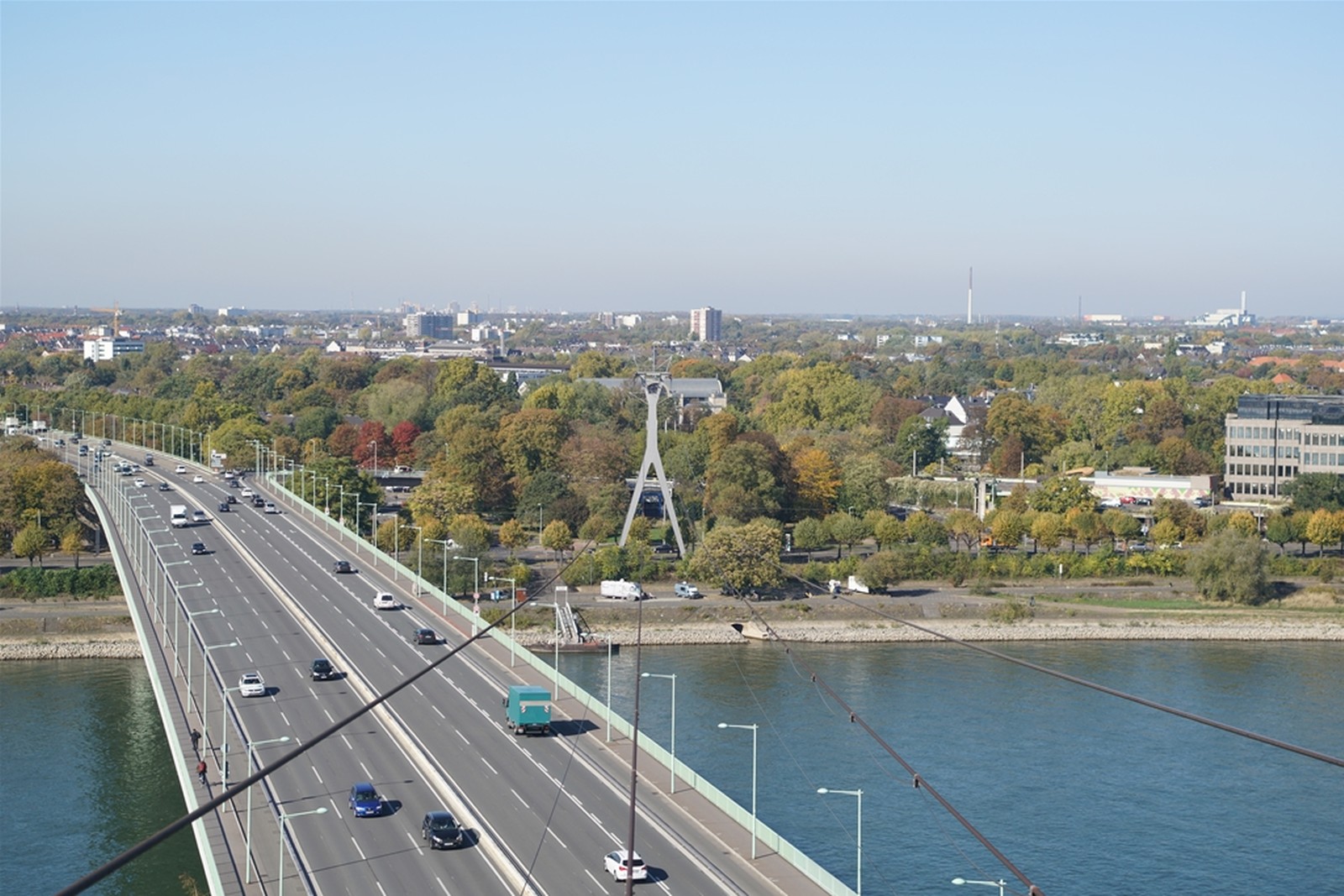Mit der Kölner Seilbahn können Fahrgäste die Stadt Köln aus der Vogelperspektive erleben – die Videosicherheitstechnik von Dallmeier sorgt dabei für einen sicheren Betrieb..
