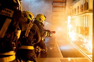 Eine Brandsimulation für Sicherheitsdeinstleister in nachgebautem Schiff ermöglicht das Training der Schiffsbrandbekämpung.