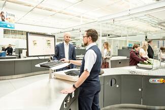 Zur Gewährleistung der Sicherheit an Flughäfen kommt den Kontrollen und der eingesetzten Technik besondere Verantwortung zu. 