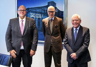 Staffelstab-Übergabe in der Führungsebene der Kötter-Unternehmensgruppe (v.l.n.r.): Daniel von Grumkow, Friedrich P. Kötter und Bernd Jürgens, der jetzt in den Ruhestand verabschiedet wurde. 