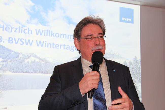 BVSW-Geschäftsführerin Caroline Eder moderierte die 8. Wintertagung des BVSW gemeinsam mit ihrem Vorgänger Heinrich Weiss.