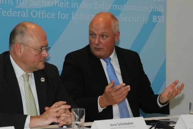 BSI Präsident Arne Schönbohm mit dem Bundesbeauftragen für den Datenschutz Ulrich Kelber. Cyber-Sicherheit ist die Voraussetzung für den Datenschutz, so Kelber. Er fordert: IT-Sicherheit als Designvorgabe verankern. Dann ist sie nicht so teuer. 