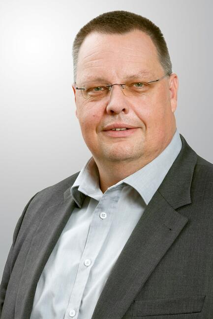 Holger Koch, stellvertretender Geschäftsführer des Fachverbandes Schloss- und Beschlagindustrie e.V., freut sich über die Mitglied bei ETIM.
