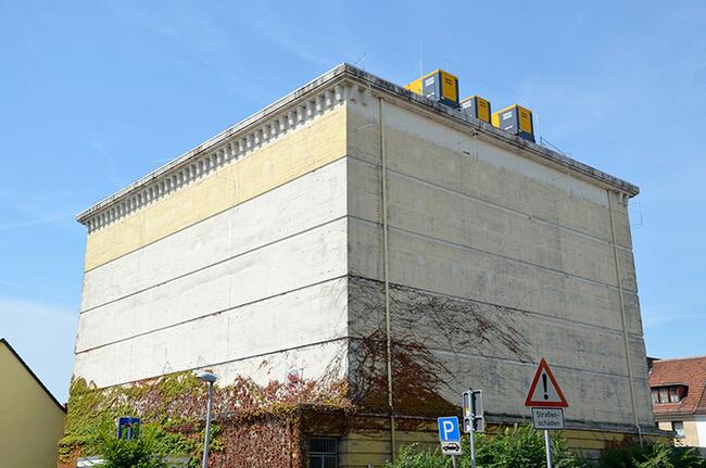 Der Hochbunker mit seinen zwei Meter dicken Wänden aus massivem Stahlbeton schützt das innenliegende Rechenzentrum.