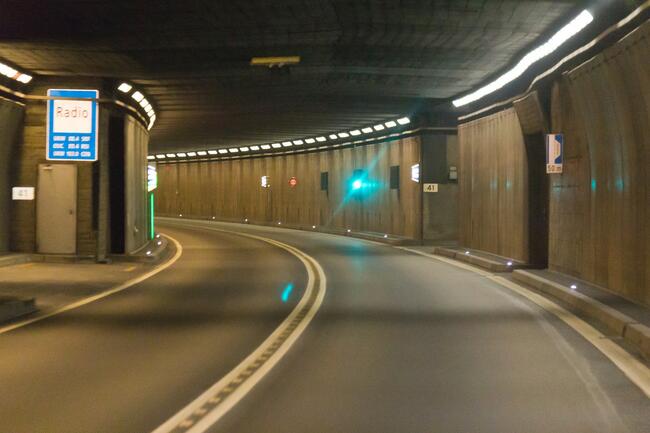 Eine übersichtliche Beschilderung ist für die Sicherheit in Tunneln unabdingbar.
