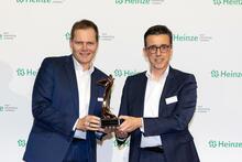 Jens Kronenberg (Leiter Objektmanagement) und Bernd Blümmers (Leiter Vertrieb Product-Sales) bei Dormakaba nahmen die begehrten Auszeichnungen in Empfang.