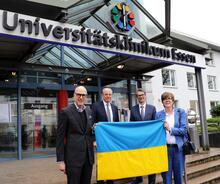Kötter zeigt Flagge für die Ukraine und unterstützt die Opfer des Krieges mit einer Spende an die Stiftung Universitätsmedizin Essen.