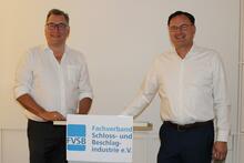 Stephan Schmidt (links), FVSB-Geschäftsführer und der Vorsitzende Karl Kristian Woelm (links) verkündeten am 23. Juni 2022 die gute Entwicklung der Schloss- und Beschlagindustrie im vergangenen Jahr.