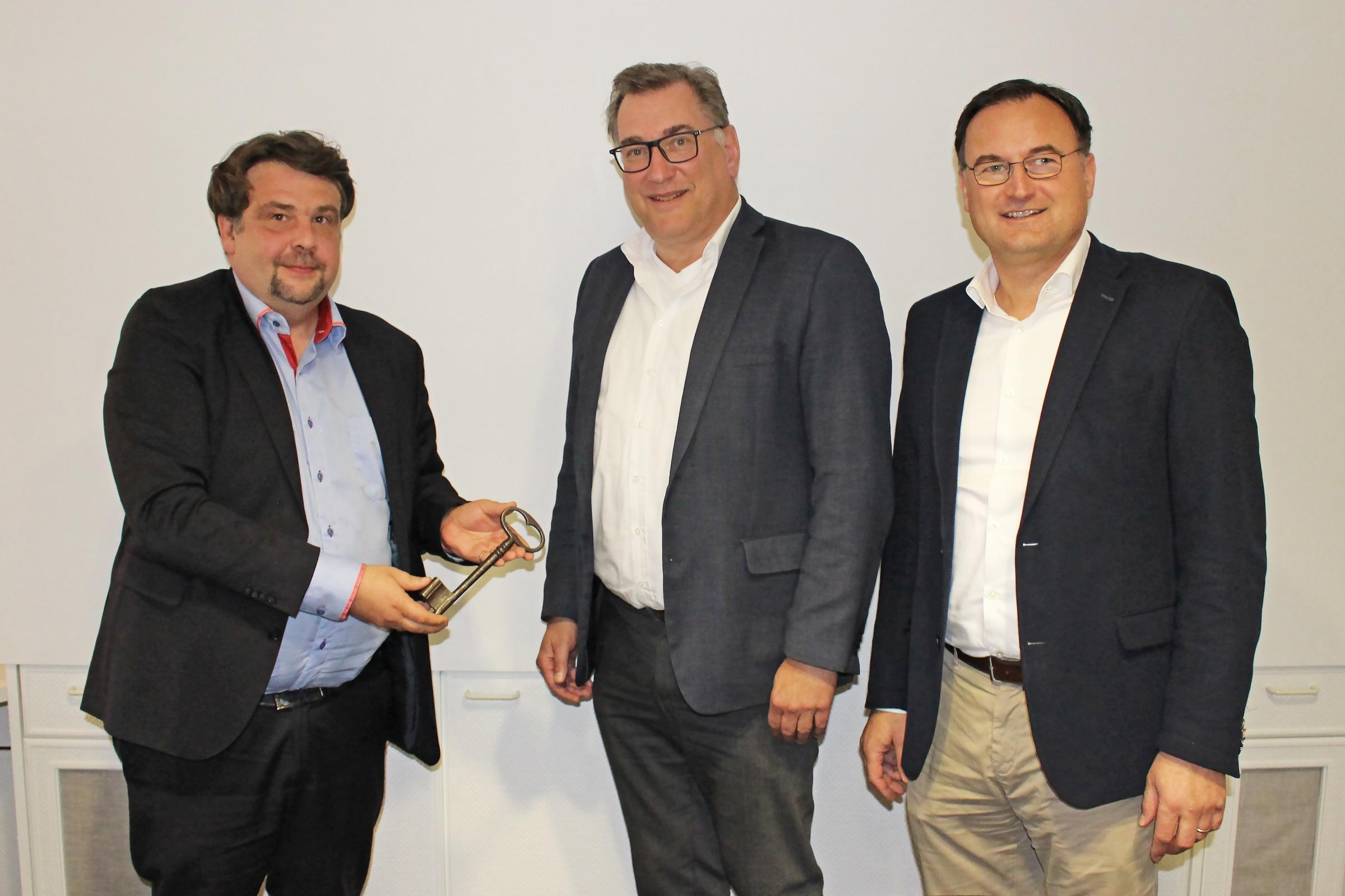 Der europaabgeordnete Dennis Radtke (1.v.l.) trifft mit mit FVSB-Geschäftsführer Stephan Schmidt (2.v.l.) und dem FVSB-Vorsitzenden Karl Kristian Woelm (3.v.l.), geschäftsführender Gesellschafter der Woelm GmbH, im Verbandshaus zusammen.