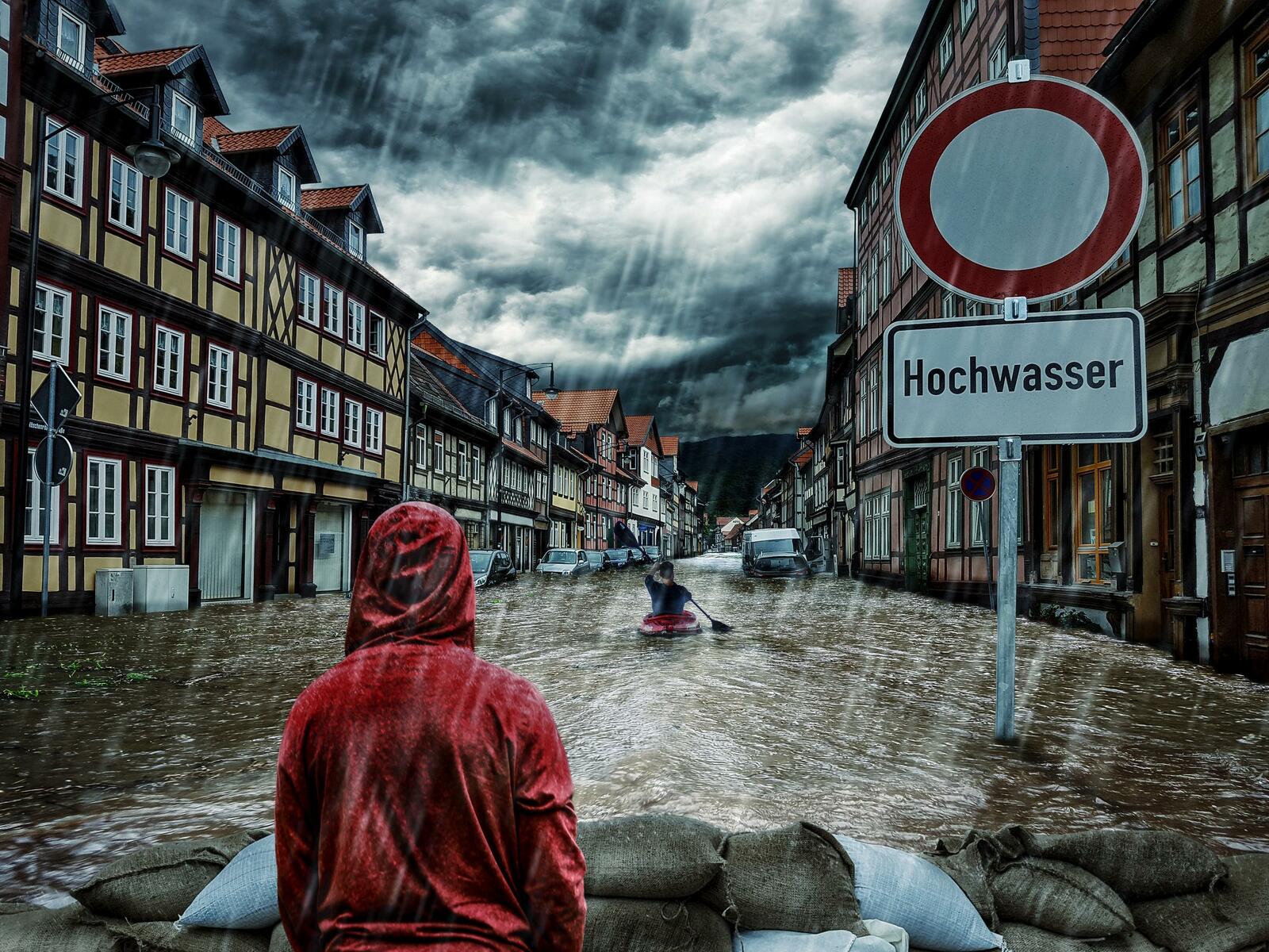 Wenn Hochwasser oder Starkregen drohen: Zunächst müssen Unternehmen im Rahmen eines Sicherheitskonzepts eine Risikobewertung vornehmen. 