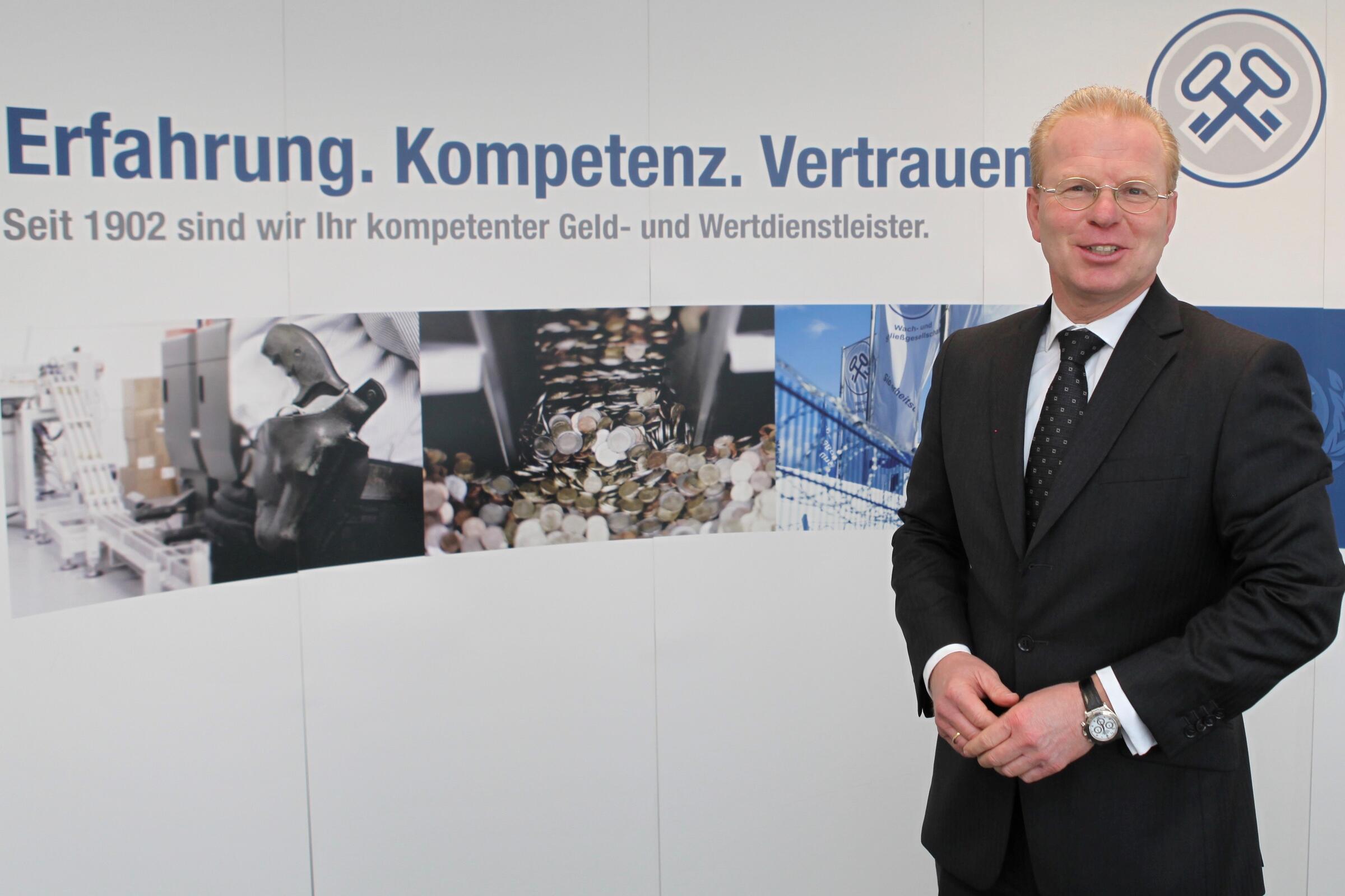 Bernd Herkströter, Geschäftsführer der Wach- und Schließgesellschaft Wuppertal (WSG), freut sich über das 120-jährige Firmenjubiläum.