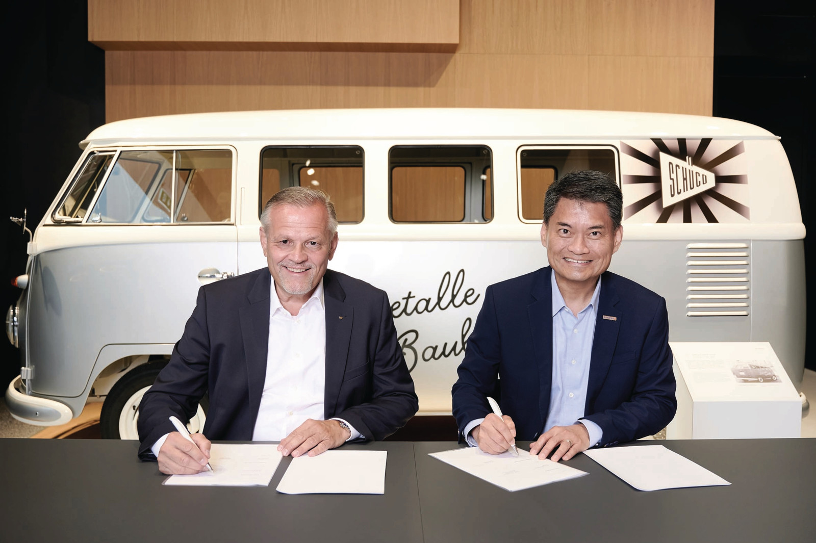 Andreas Engelhardt (links), persönlich haftender Gesellschafter der Schüco International KG, und Jim-Heng Lee, CEO von Dormakaba, besiegelten die neue strategische Partnerschaft ihrer Unternehmen.