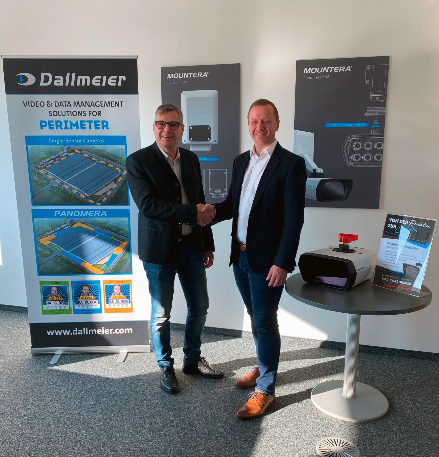 Michael Stix, Geschäftsführer der Onesolution, (links) zusammen mit Christian Linthaler, Sales Director National / International bei Dallmeier.
