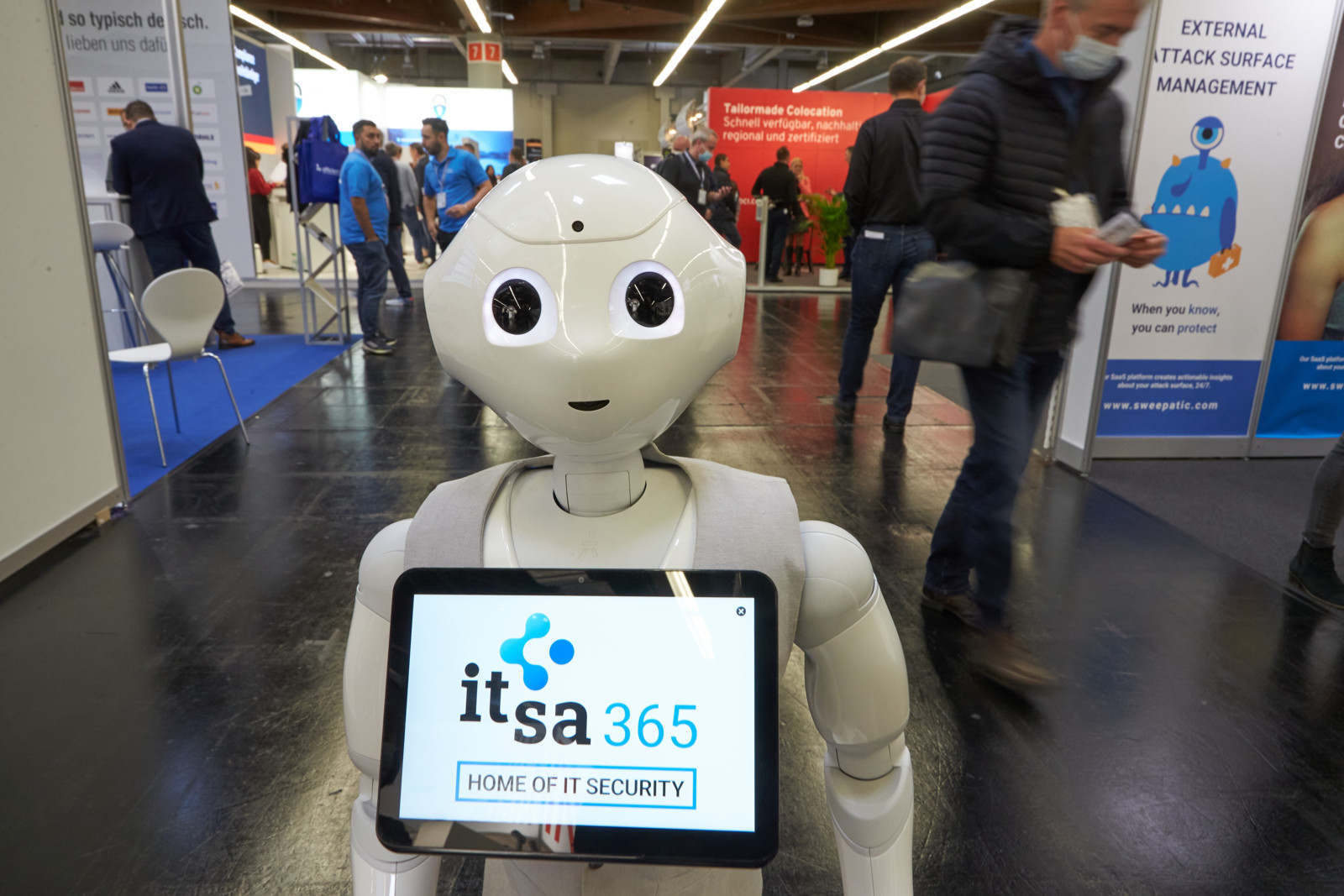 Messerundgang mit Roboter Remo: Die Digitalplattform IT-Sa 365 findet wieder parallel zur Vor-Ort-Veranstaltung statt.