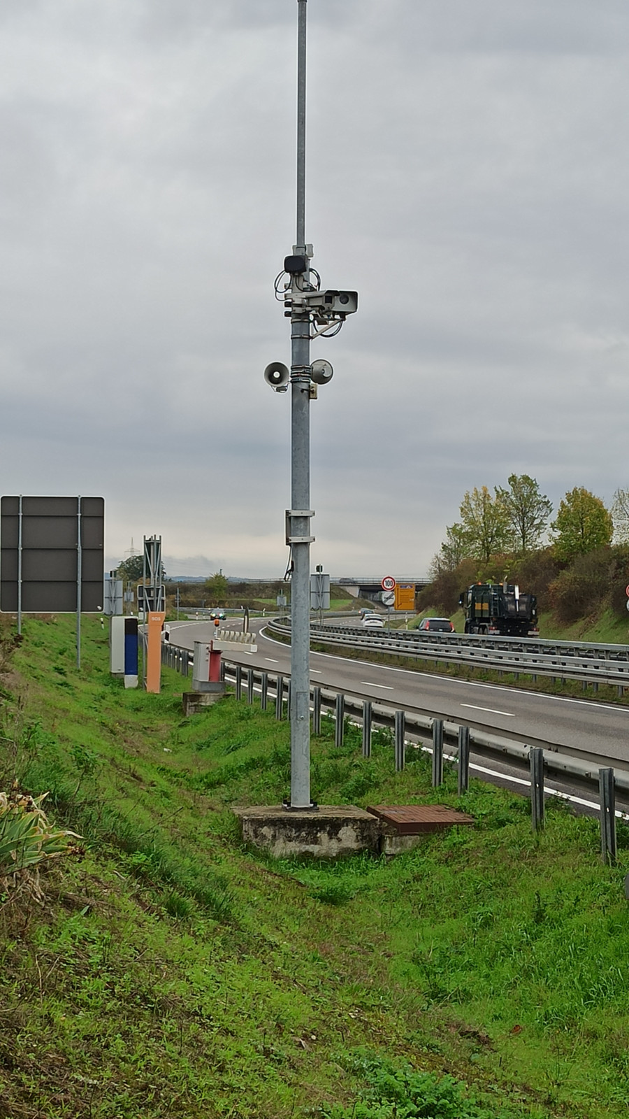 Der Tunnel an der B 535 bei Schwetzingen ist mit Lautsprechern für Durchsagen, Videoüberwachung und Schranken ausgestattet.