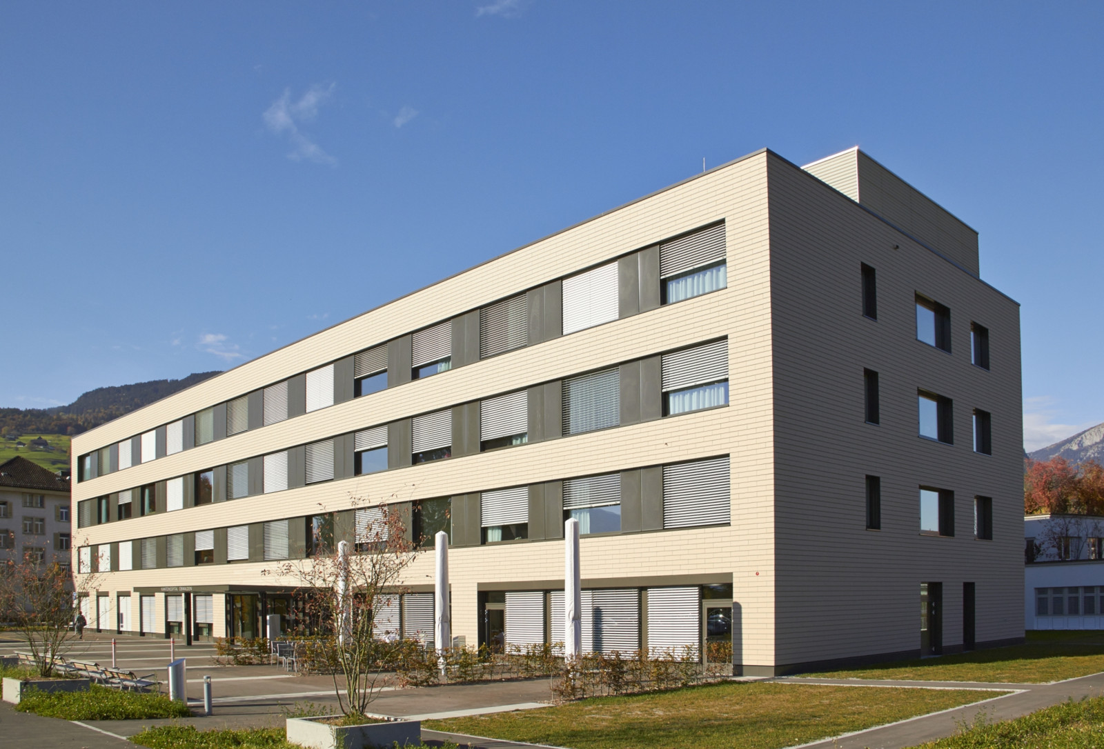 Außenansicht des Neubaus für den Pflegebereich im Kantonsspitals Obwalden in der Schweiz.
