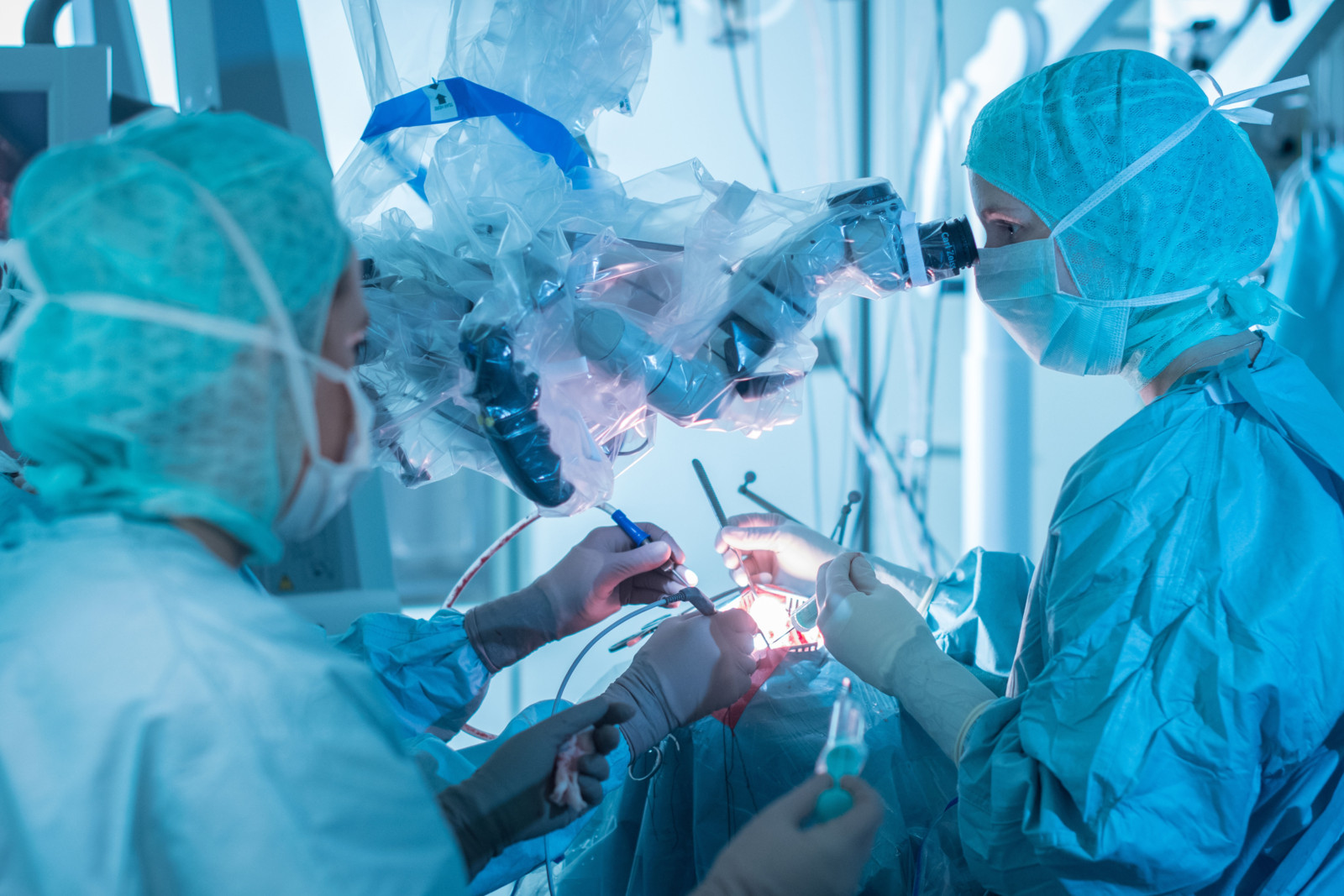 Gerade in Operationssälen und auf Intensivstationen gibt es eine Vielzahl vernetzter medizinischer Geräte.