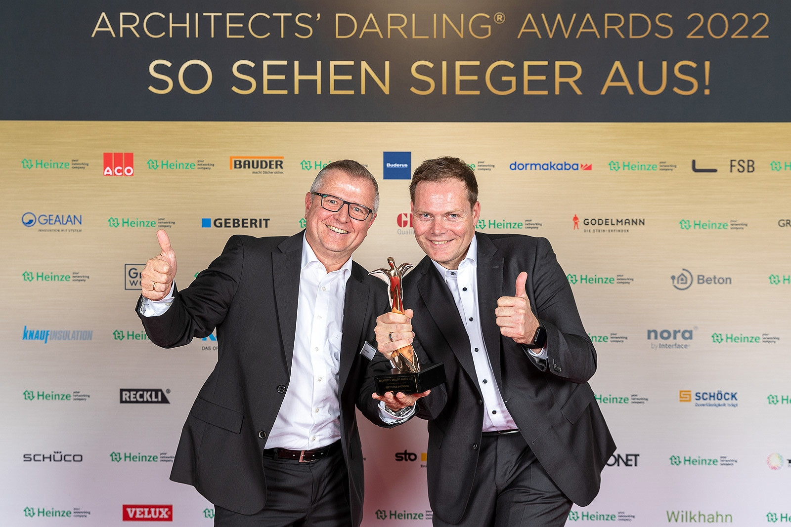 Uwe Eisele (links), Leiter Marketing Deutschland,  und Jens Kronenberg, Leiter Objektmanagement Deutschland, nahmen die Architektenpreise in Empfang.