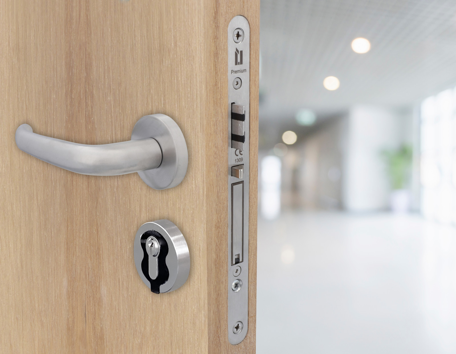 Im auf der Security Essen 2022 vorgestellten Schließsystem „ÜLock Novus“, ist die komplette elektronische Zutrittskontrolle im Türschlosskasten integriert.