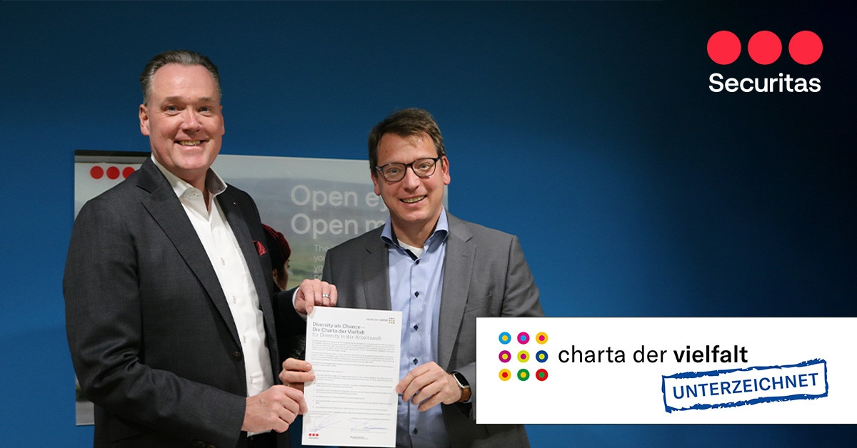 Ralf Brümmer (l.), Securitas Country President Deutschland, und Arbeitsdirektor Sven Middelhauve mit der unterzeichneten Charta der Vielfalt.